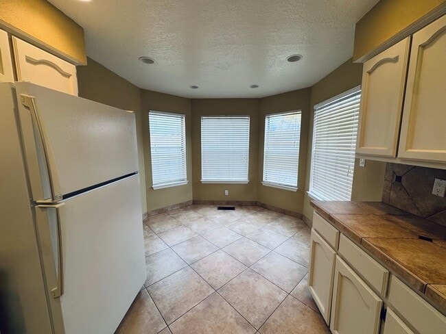 Building Photo - Foothills Hideaway