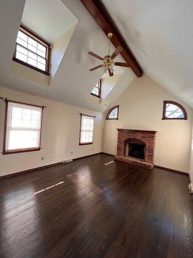 Building Photo - 926 Tibbetts Wick Rd