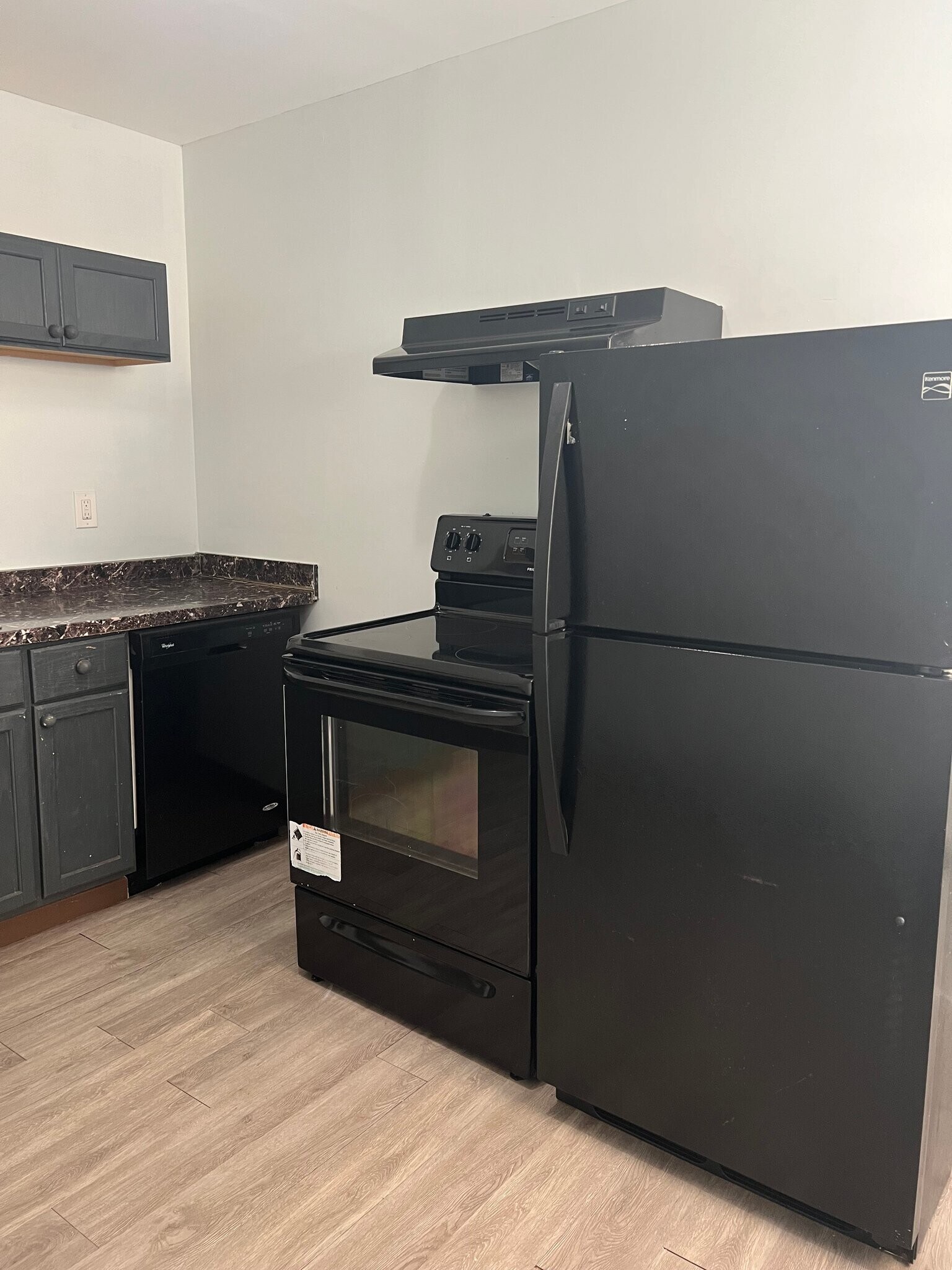 Building Photo - 305 W Oak St