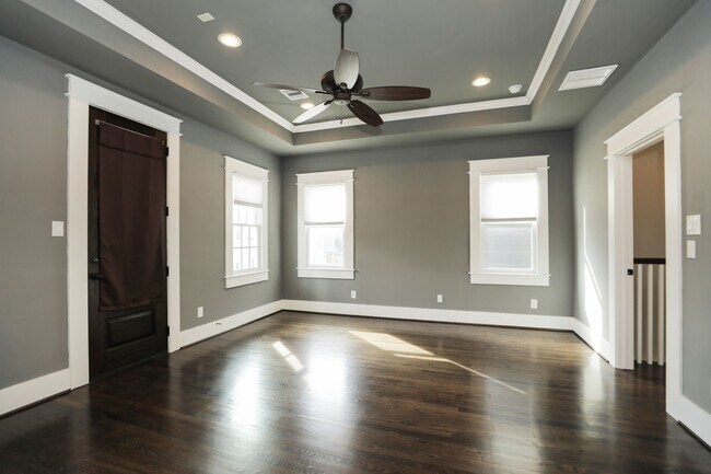 Building Photo - 907 E 25th St