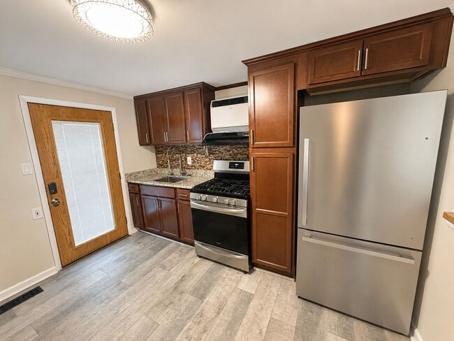 Building Photo - 2-Bedroom Burlington Home with Finished Basement, Backyard and Garage