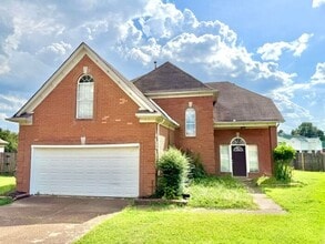 Building Photo - Spacious 4 bedroom with den available now in Cordova.