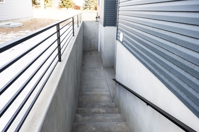 Building Photo - 715 Pine Ridge Ln