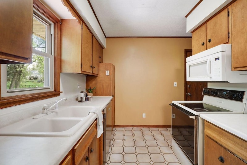 Building Photo - 656 17th Ave NW