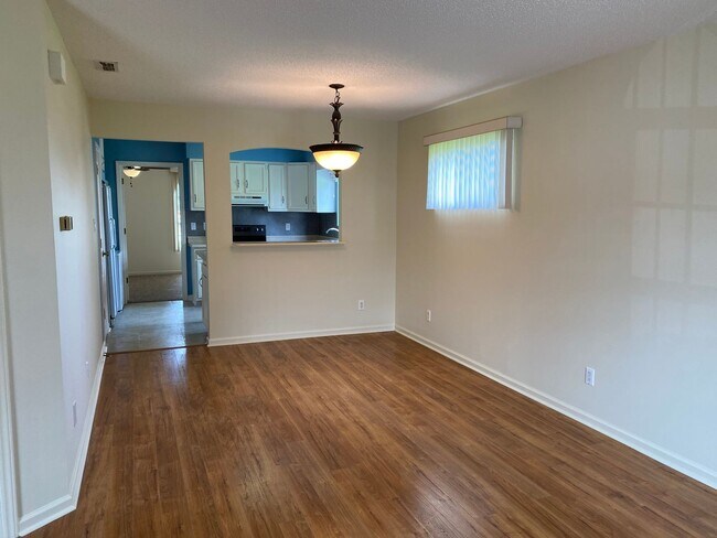 Building Photo - 805 W 2nd St