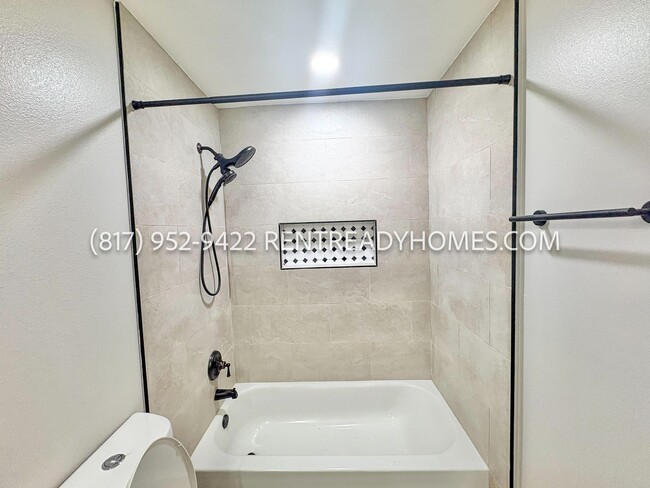 Building Photo - 607 Lake View Dr