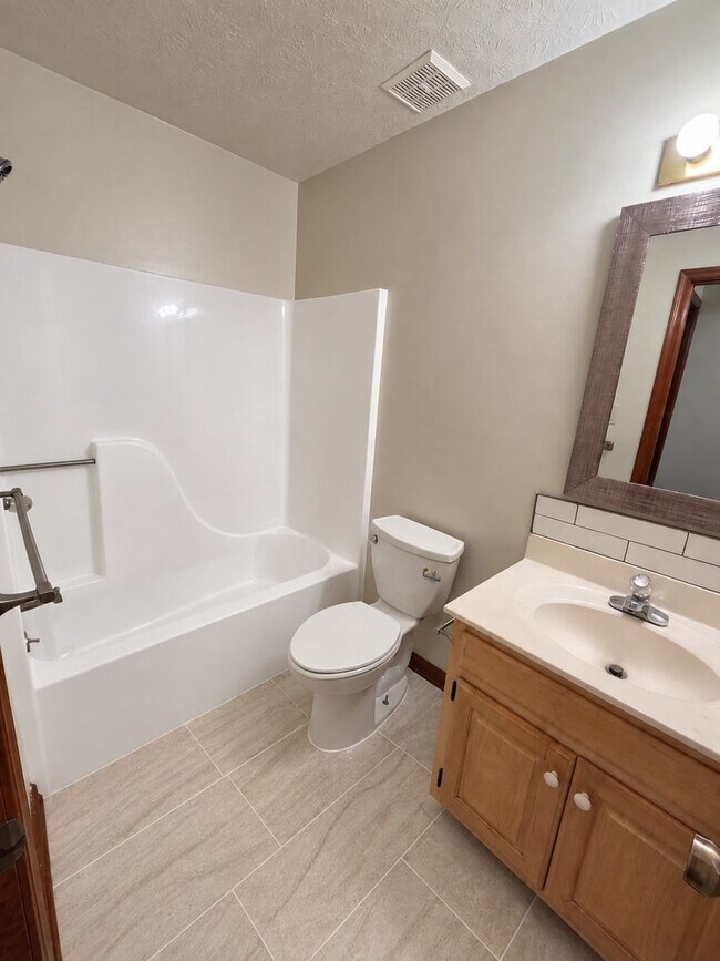 Building Photo - 10 Great Lakes Dr