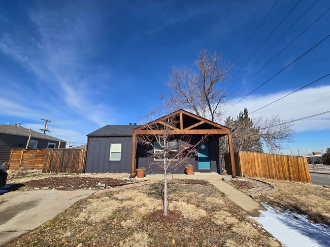 Building Photo - Charming 2B/1B with Huge Yard Available in...