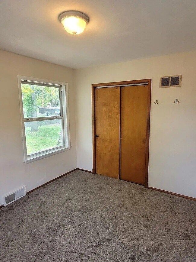 Building Photo - 3 bd, 2 ba house in east campus across from Boone Hospital, walk to campus and downtown, great sh...