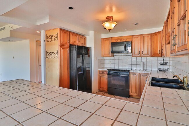 Building Photo - 101 Lombard St