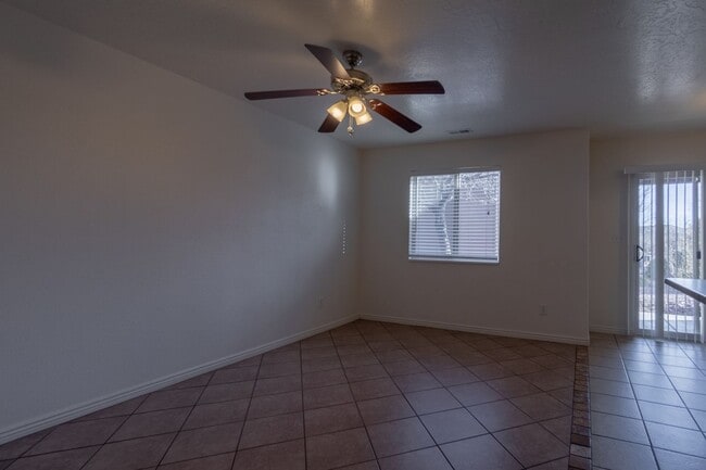 Building Photo - Hidden Valley Townhome For Rent!