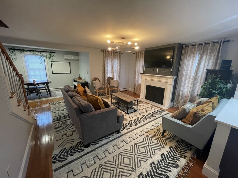 Building Photo - 14 Oak St