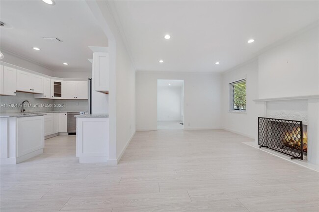 Building Photo - 1524 Zoreta Ave