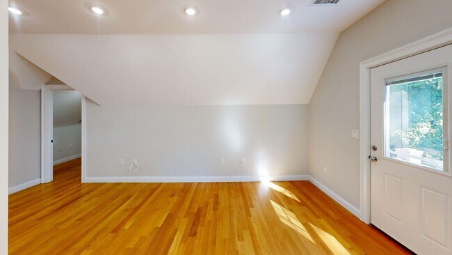 Building Photo - Gordon 2 Bed