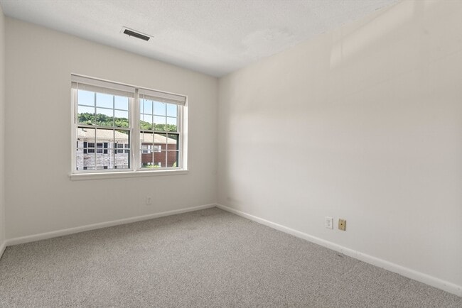 Building Photo - 10 Lake Shore Ct