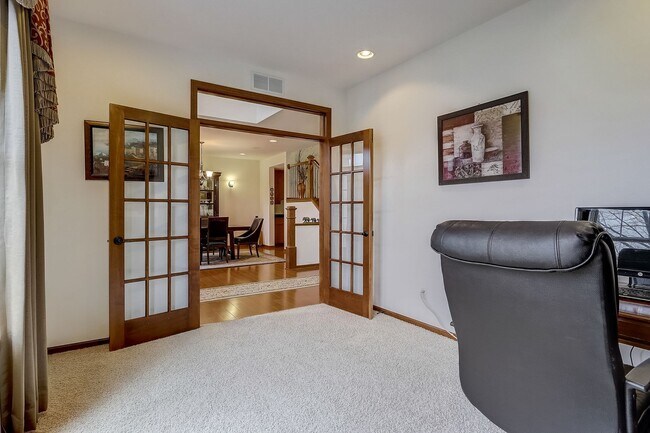 Building Photo - Grand 5 bed 4.5 bath Maple Grove Home w/ 3...