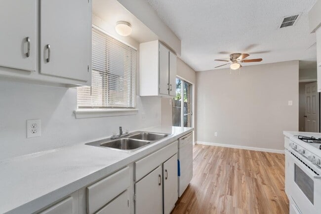 Building Photo - 10503 Little Pebble Dr