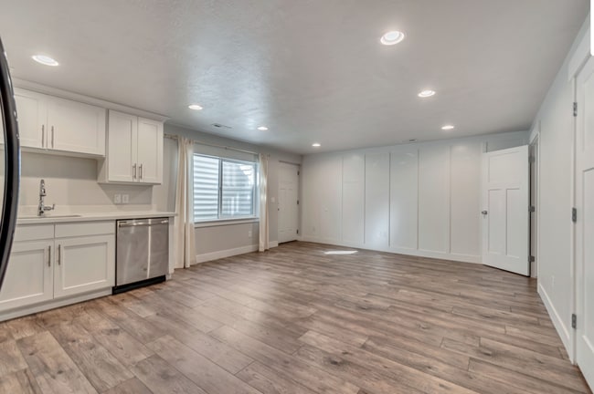 Building Photo - Spacious 6-Bedroom Home in the Heart of Vi...