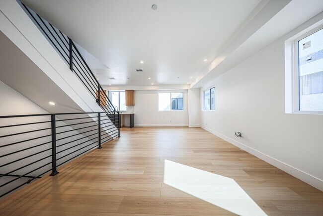 Building Photo - 1237 N Orange Dr