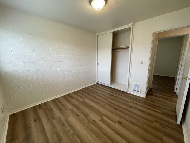Building Photo - 803 NE Alameda Ave