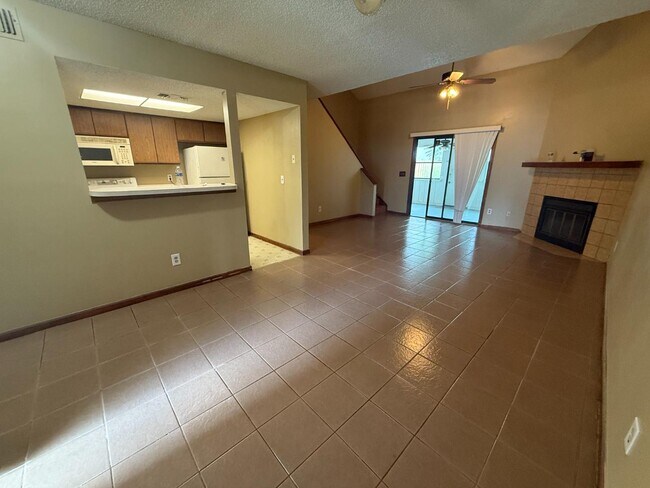 Building Photo - 5549 Cabot Dr N