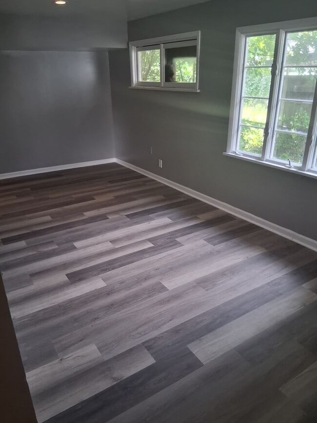 Building Photo - Great 5 bed 2 bath AC close to everything ...