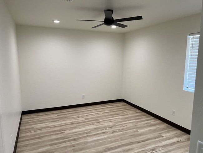 Building Photo - 172 Plex Cir