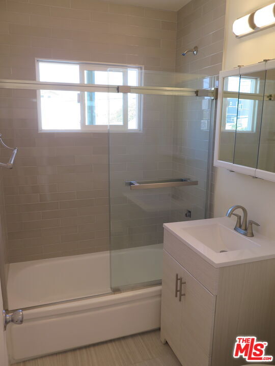 Building Photo - 833 N Kingsley Dr