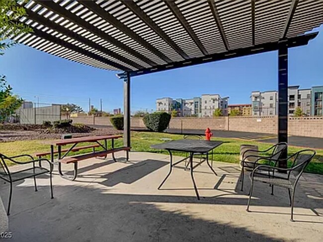 Building Photo - Enjoy resort-style living in this 2 Bed 2 Bath Condo with Stunning Strip Views in the Wimbledon C...