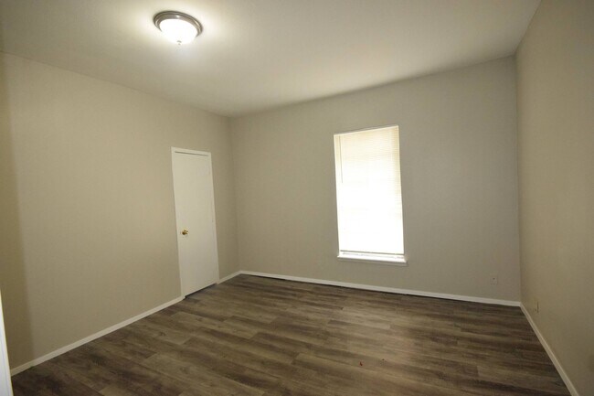 Building Photo - 2909 Bonham St