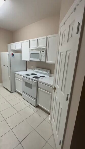 Kitchen - 7123 Yacht Basin Ave