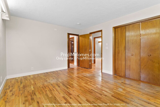 Building Photo - Stunning 3-Bedroom Mid-Century Modern Home...