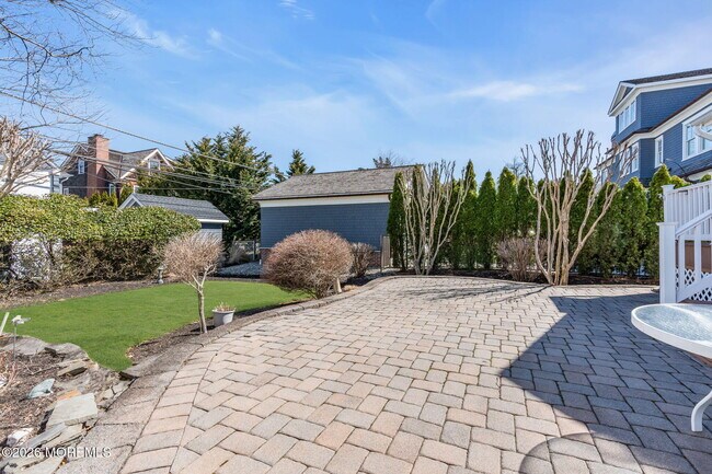 Building Photo - 215 Neptune Pl