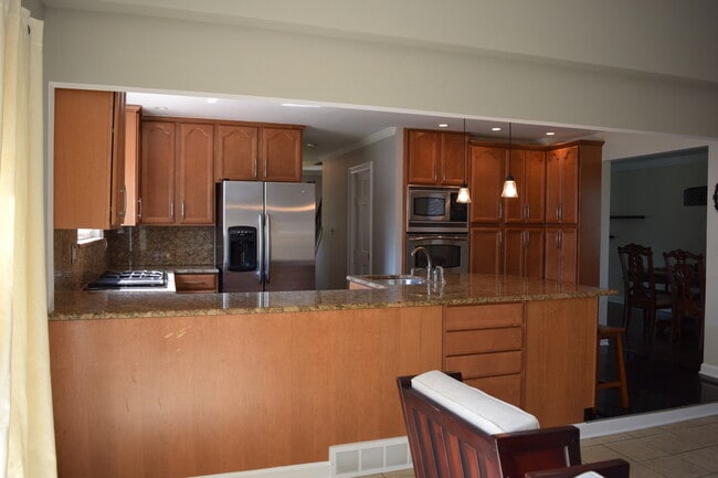 Building Photo - BEAUTIFULLY RENOVATED AND SPACIOUS COLONIA...