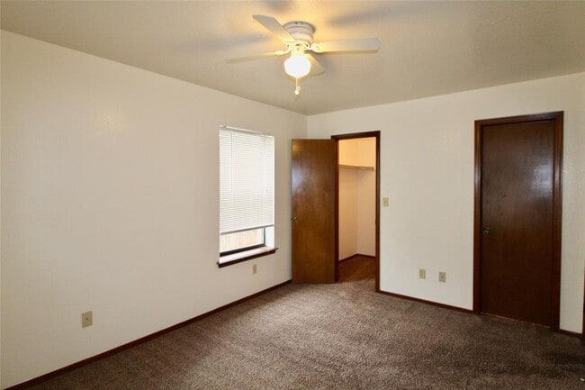 Building Photo - 910 Aspen Ct