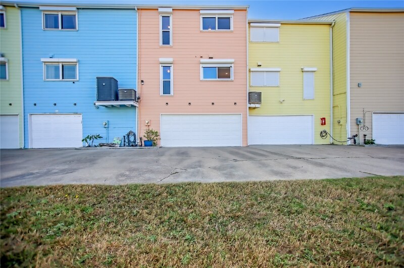 Building Photo - 8316 Seawall Blvd