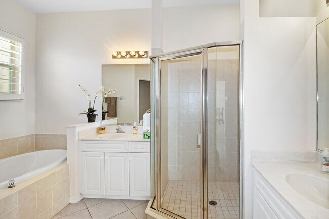 Building Photo - Triano Seasonal Condo for Rent