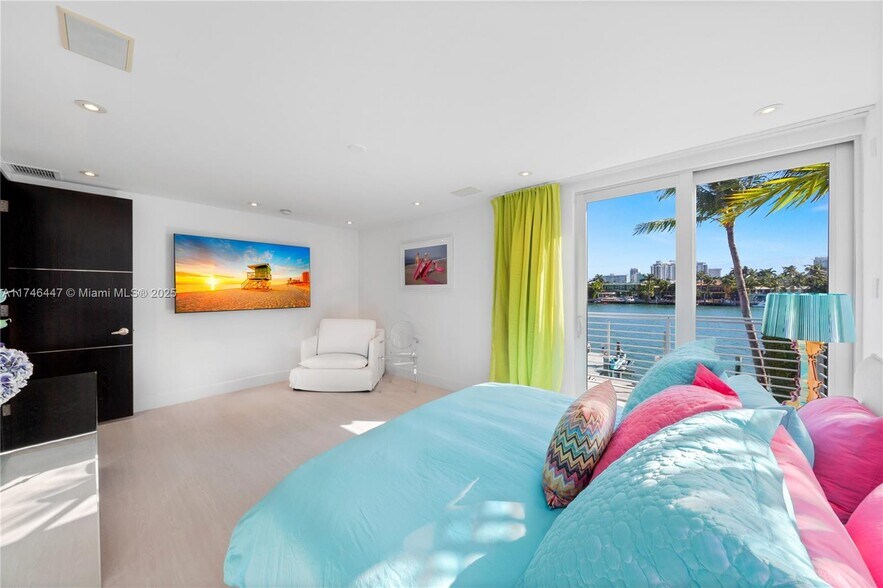 Building Photo - 1061 N Venetian Dr