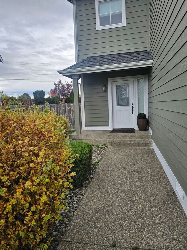 Building Photo - Beautiful Rental with Oversized Yard & Ope...