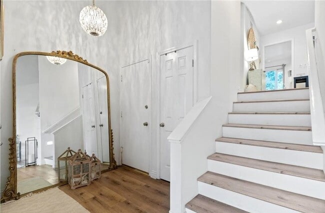 Building Photo - Updated 2 bedroom townhome in Manhattan Vi...