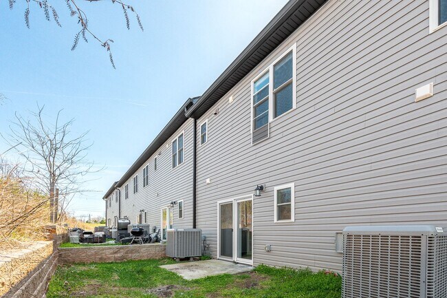 Building Photo - 3 Bedroom Townhome in Campbell County