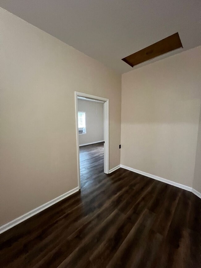Building Photo - 3 Bedroom, 1 Bath Home