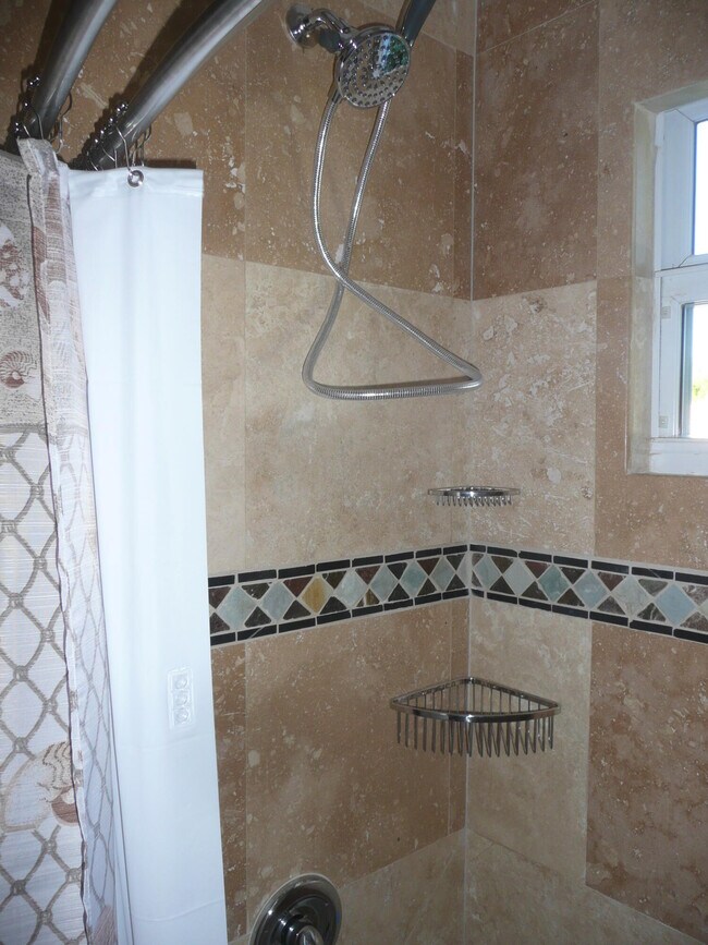 Building Photo - 525 24th Ave N