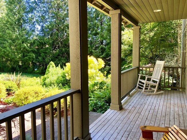 Building Photo - Gorgeous Bainbridge Estate available now.....