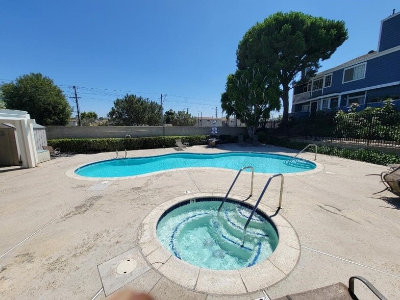 community pool/spa - 109 W Spring St