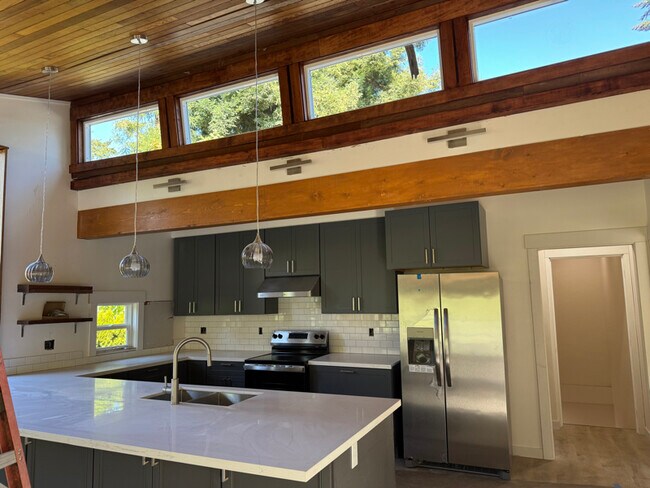 Building Photo - 2112 Sunset Dr W
