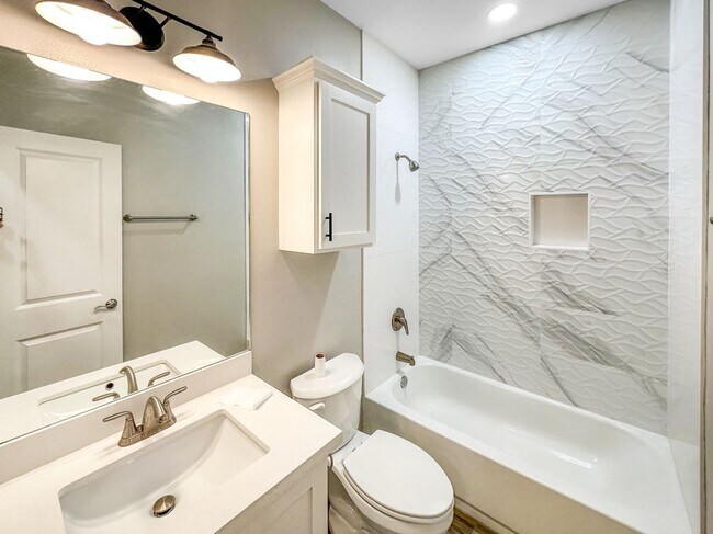 Building Photo - 2813 E Israel Ave