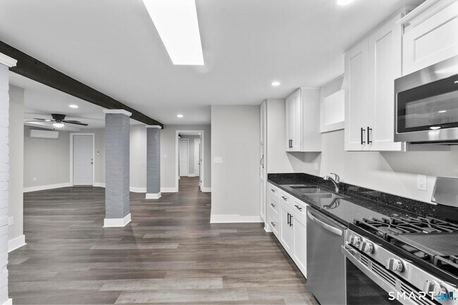 Building Photo - 548 Ferry St