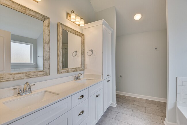 Building Photo - 926 Holbrook Dr