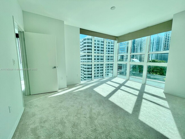 Building Photo - 950 Brickell Bay Dr